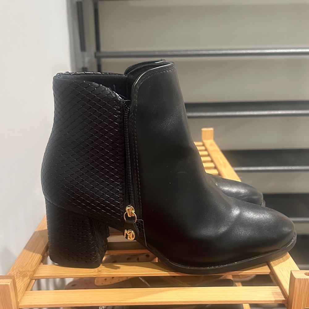 Elegant Black Ankle Boots with Textured Heel